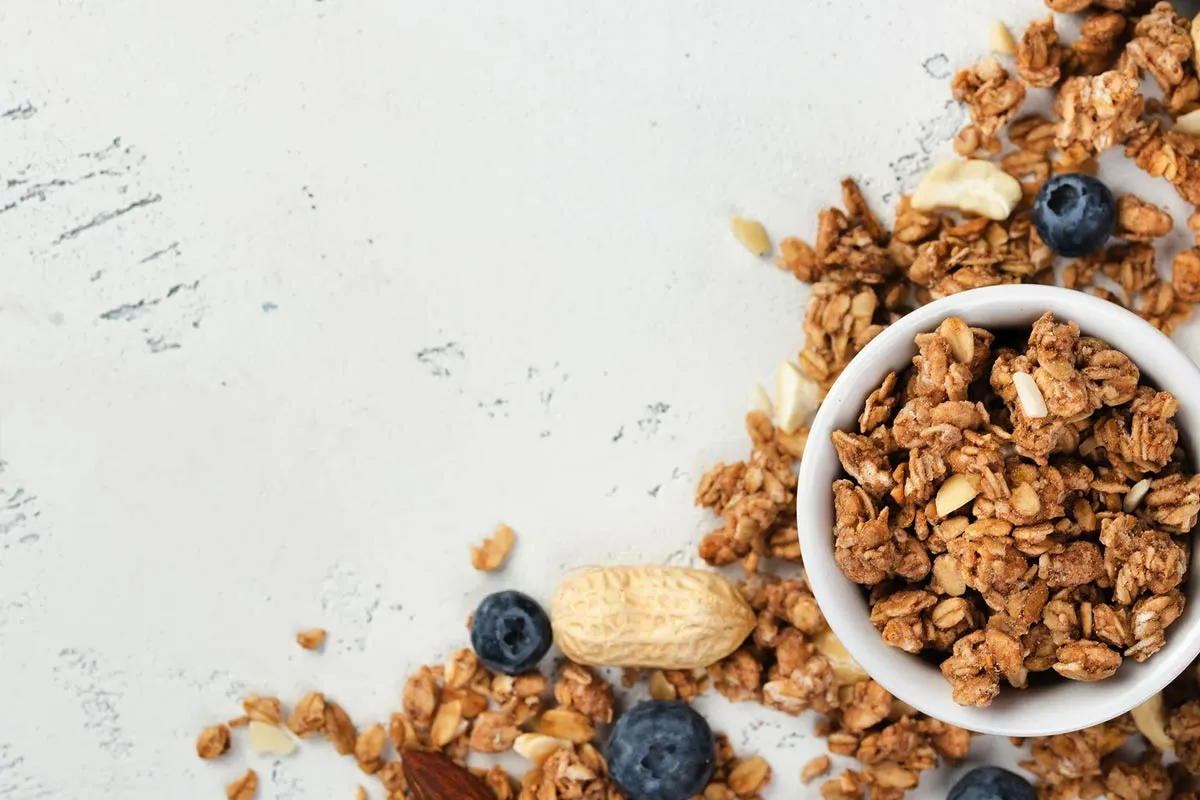 Zdrav zajtrk brez moke in sladkorja: Granola v 10 minutah