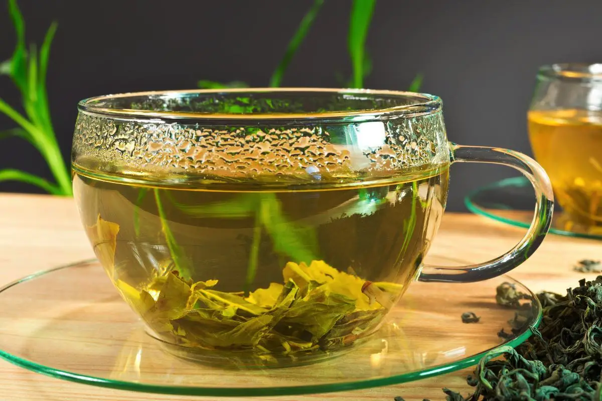 Zeleni čaj: Znanstvena dejstva o koristih in tveganjih napitka