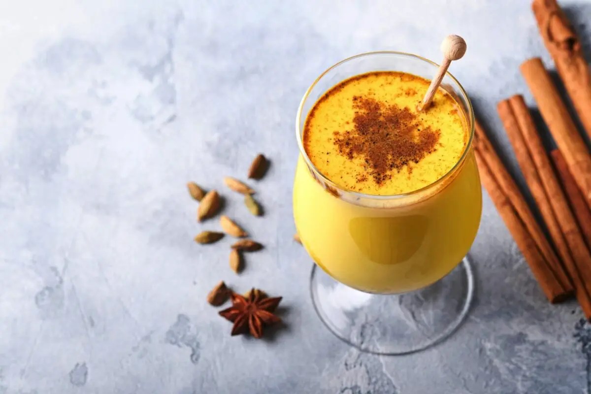 Kako pripraviti »zlato mleko« – čaj, ki krepi zdravje in pomaga pri hujšanju: recept za vsak dan