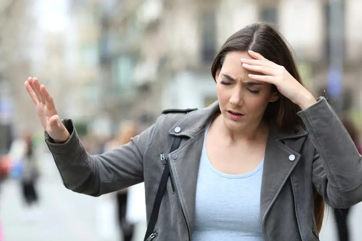 Kaj storiti, če se vam zvrti v glavi: kako si pomagati in kdaj k zdravniku