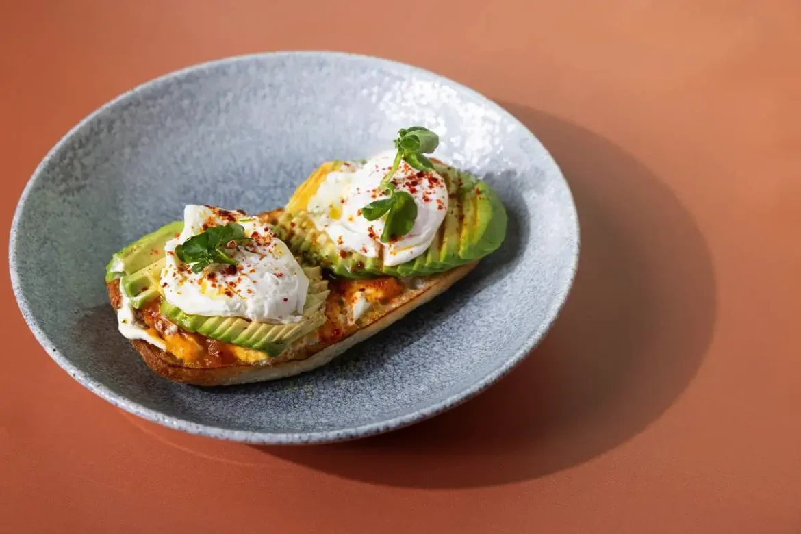 brusketto z avokadom in burrat1 Recept za brusketto z avokadom in burrato: svežina, kremastost in hrustljavost v enem grižljaju