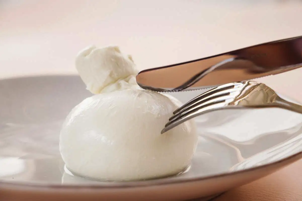 Recept za brusketto z avokadom in burrato: svežina, kremastost in hrustljavost v enem grižljaju