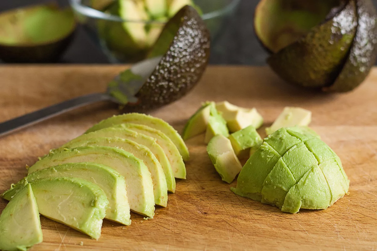 Recept za brusketto z avokadom in burrato: svežina, kremastost in hrustljavost v enem grižljaju