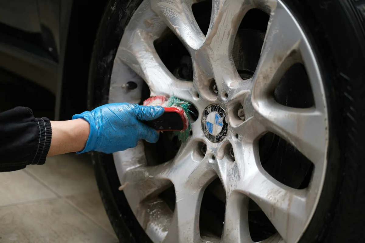 Nevidna Nevarnost: Zakaj Navadno Pranje Uničuje Vaša Platišča in Kako To Popraviti