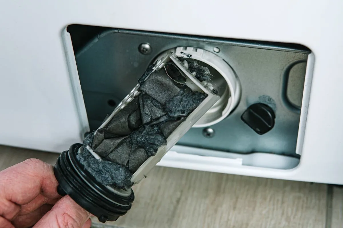 Čiščenje pralnega stroja: kako očistiti filter in se znebiti vonja