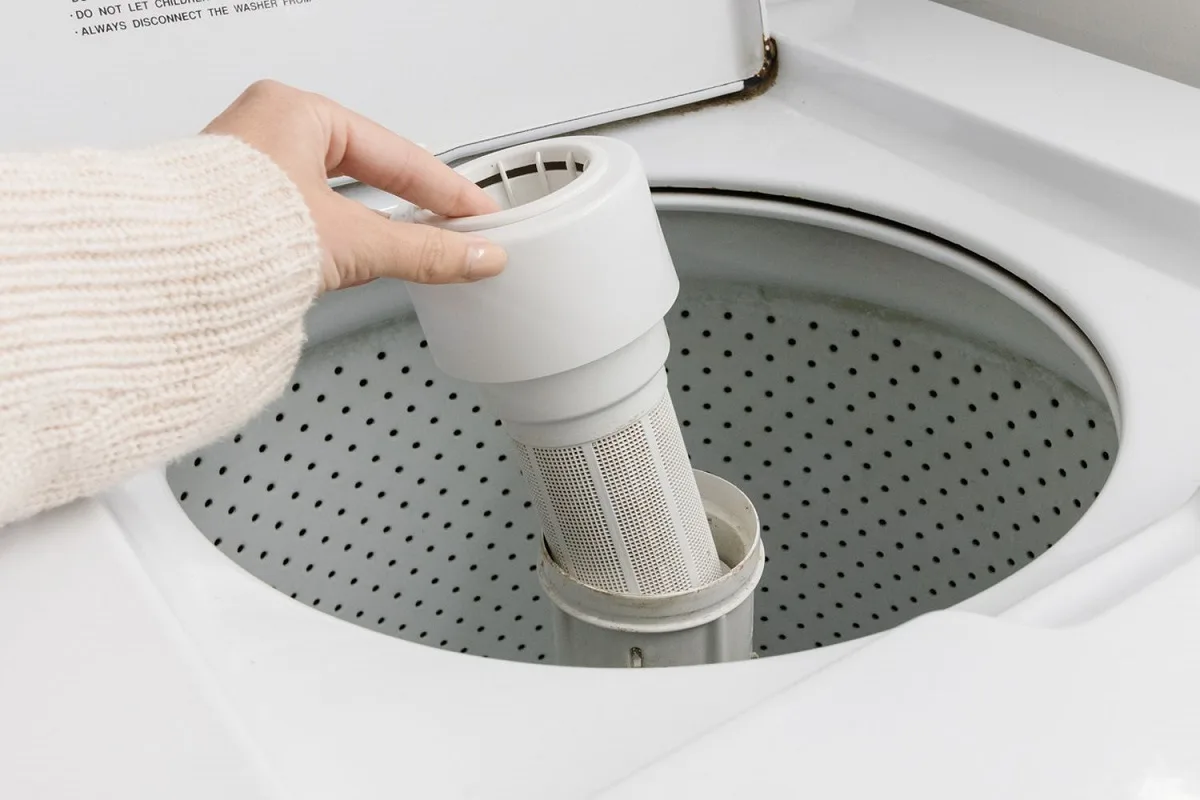 Čiščenje pralnega stroja: kako očistiti filter in se znebiti vonja