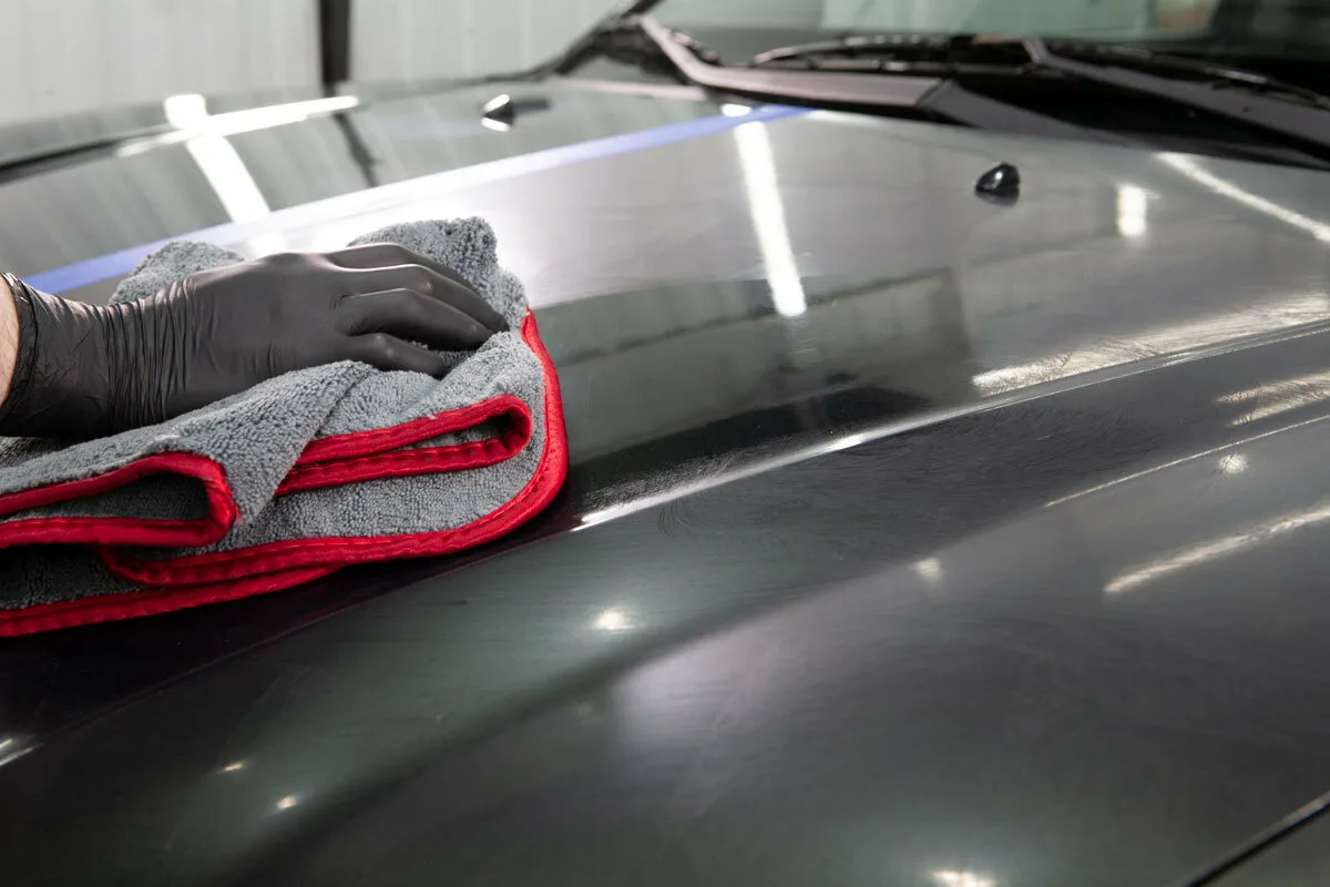 Kako dež vpliva na vaš avto? Nasveti za zaščito barve, karoserije in varno vožnjo v deževni sezoni