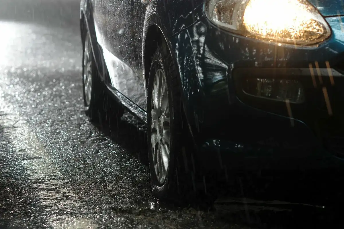 Kako dež vpliva na vaš avto? Nasveti za zaščito barve, karoserije in varno vožnjo v deževni sezoni