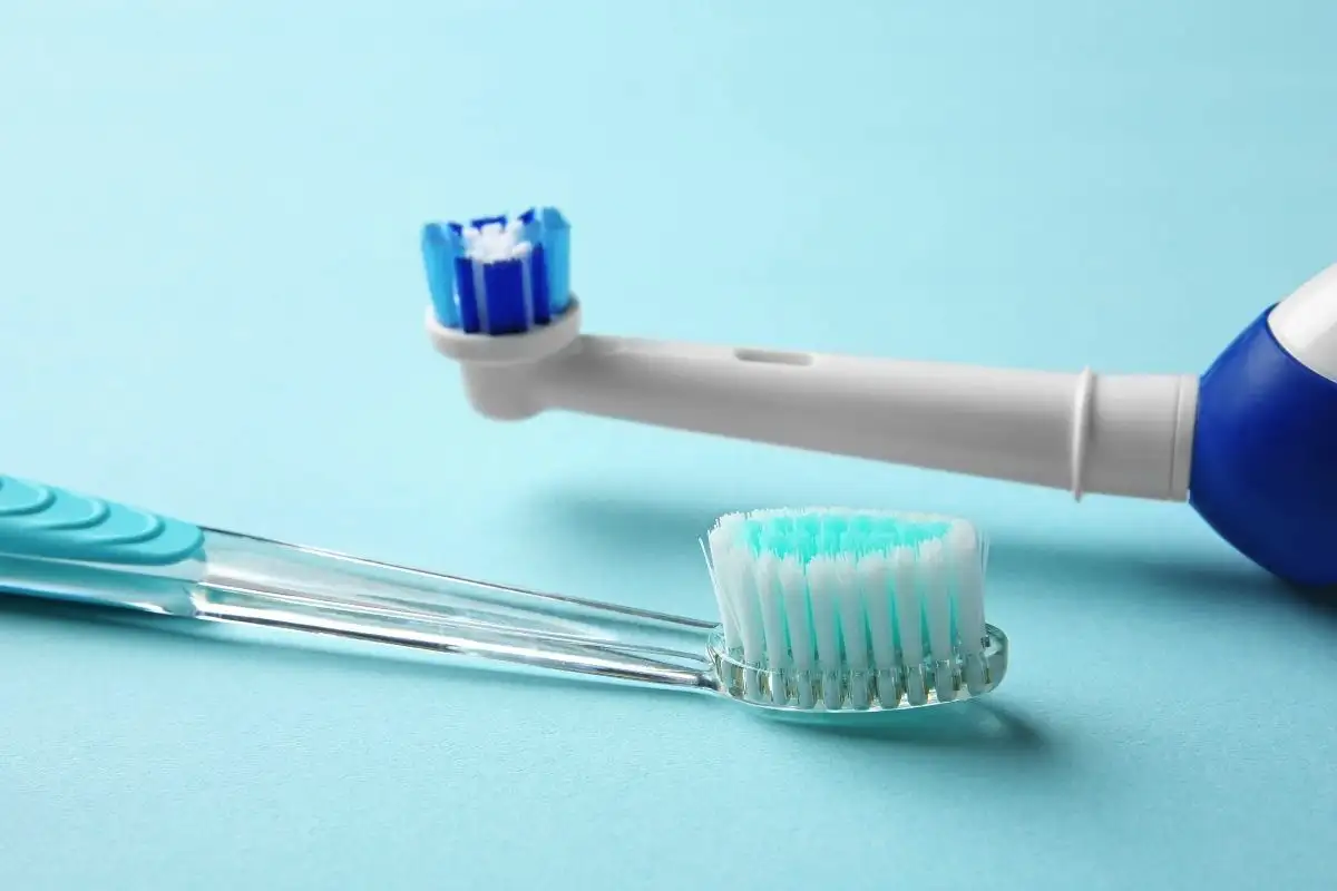 Niti vsak dan niti vsak drugi mesec: kdaj dezinfektirati zobno ščetko, da odstranite bakterije