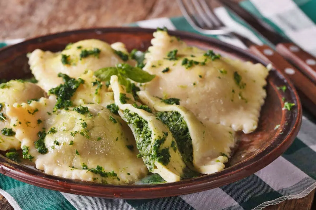 Okusen domači raviolon: Preprost recept za špinačo in rikoto, ki nasiti vse