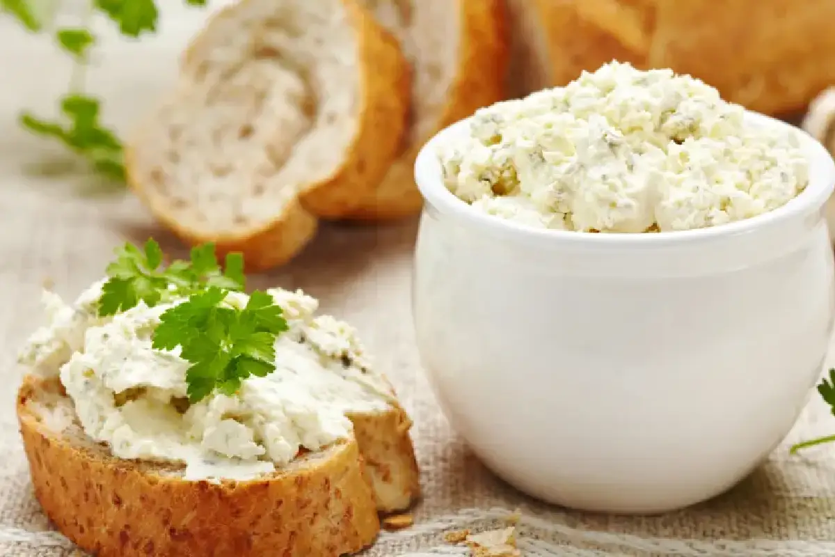 Osveži svoj zajtrk: recept za gratiniran skuto na toastu z medom