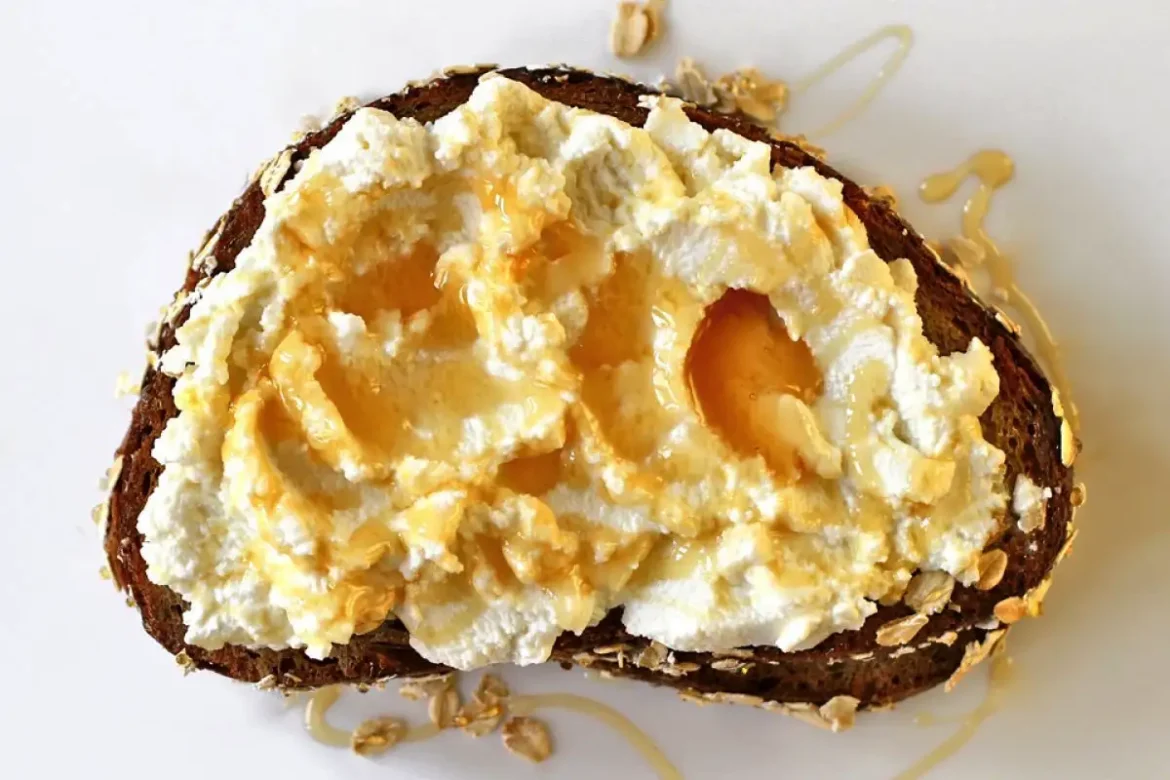 gratiniran skuta na toastu3 Osveži svoj zajtrk: recept za gratiniran skuto na toastu z medom