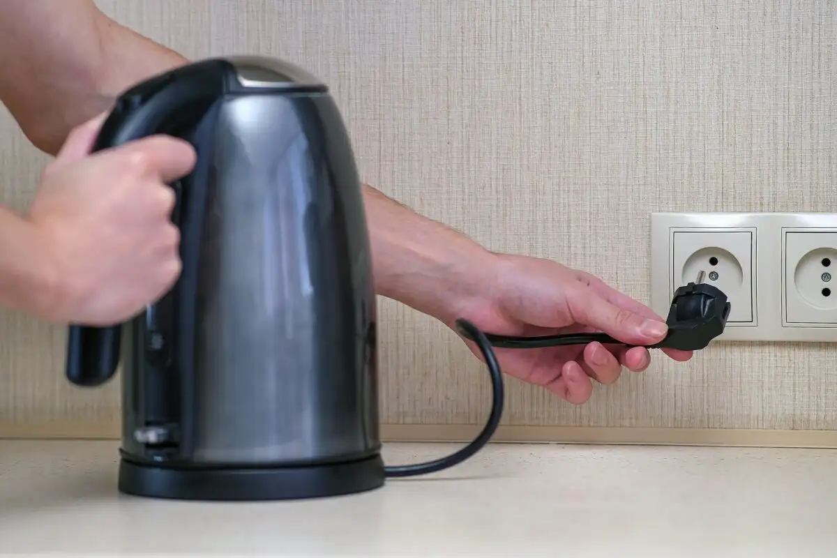 Zakaj morate iztakniti električni grelnik vode po uporabi: tveganja in prihranki, ki jih ne smete prezreti