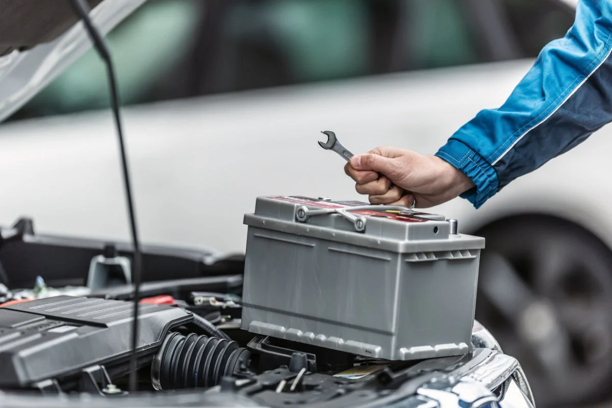 Glavni sovražnik avtomobila: Kako zaščititi akumulator pred korozijo in podaljšati življenje vašega vozila