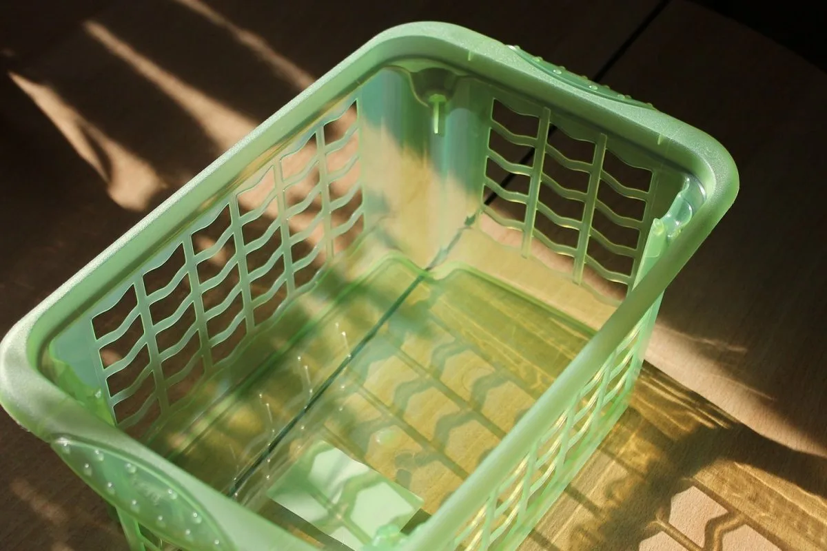 Svežina in red v pralnici: Zakaj imajo košare za perilo luknje tudi na pokrovu