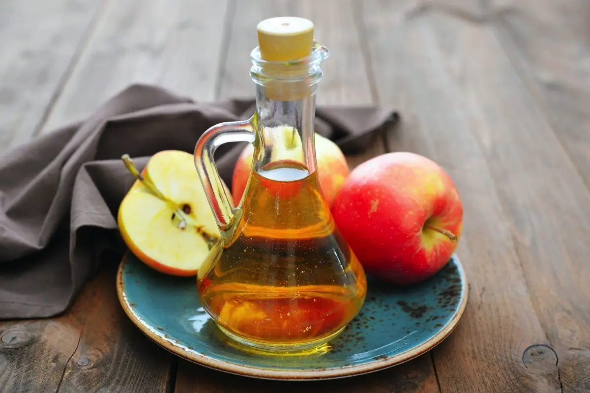 Postavi kozarec jabolčnega kisa na okno: zakaj in kdaj to narediti po nasvetih strokovnjakov
