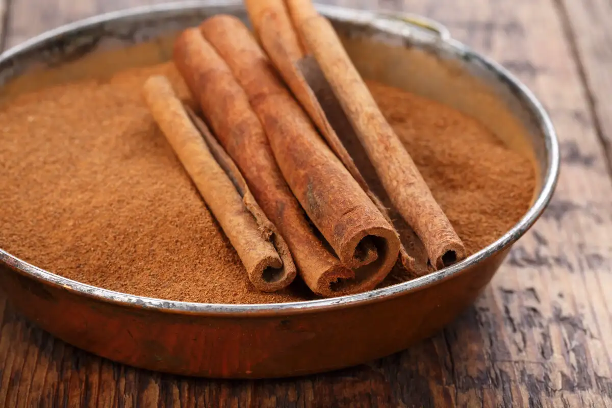 Kuhanje limoninih lupin z cimetom: Prednosti in uporaba v domu