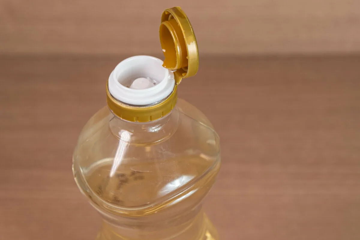 Zakaj škropiti kis na madeže vina: učinkovit trik za popolno čiščenje