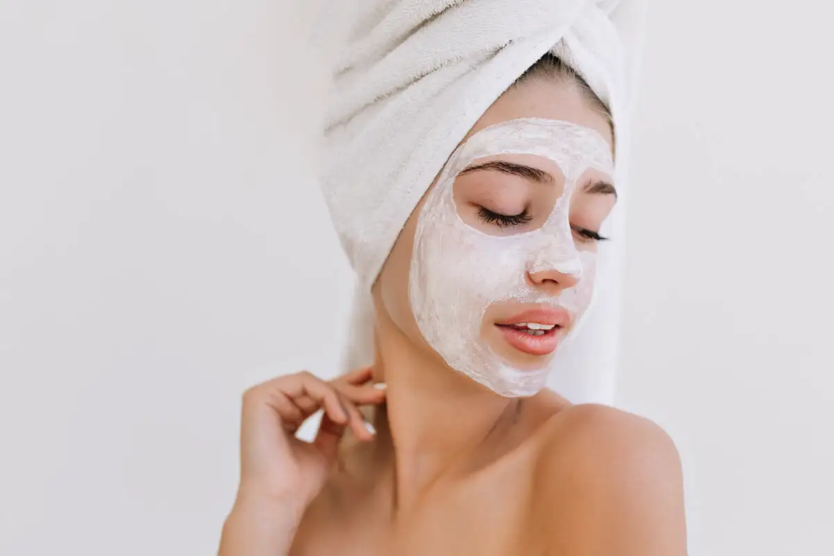 Mešanica gline in medu za sijočo kožo