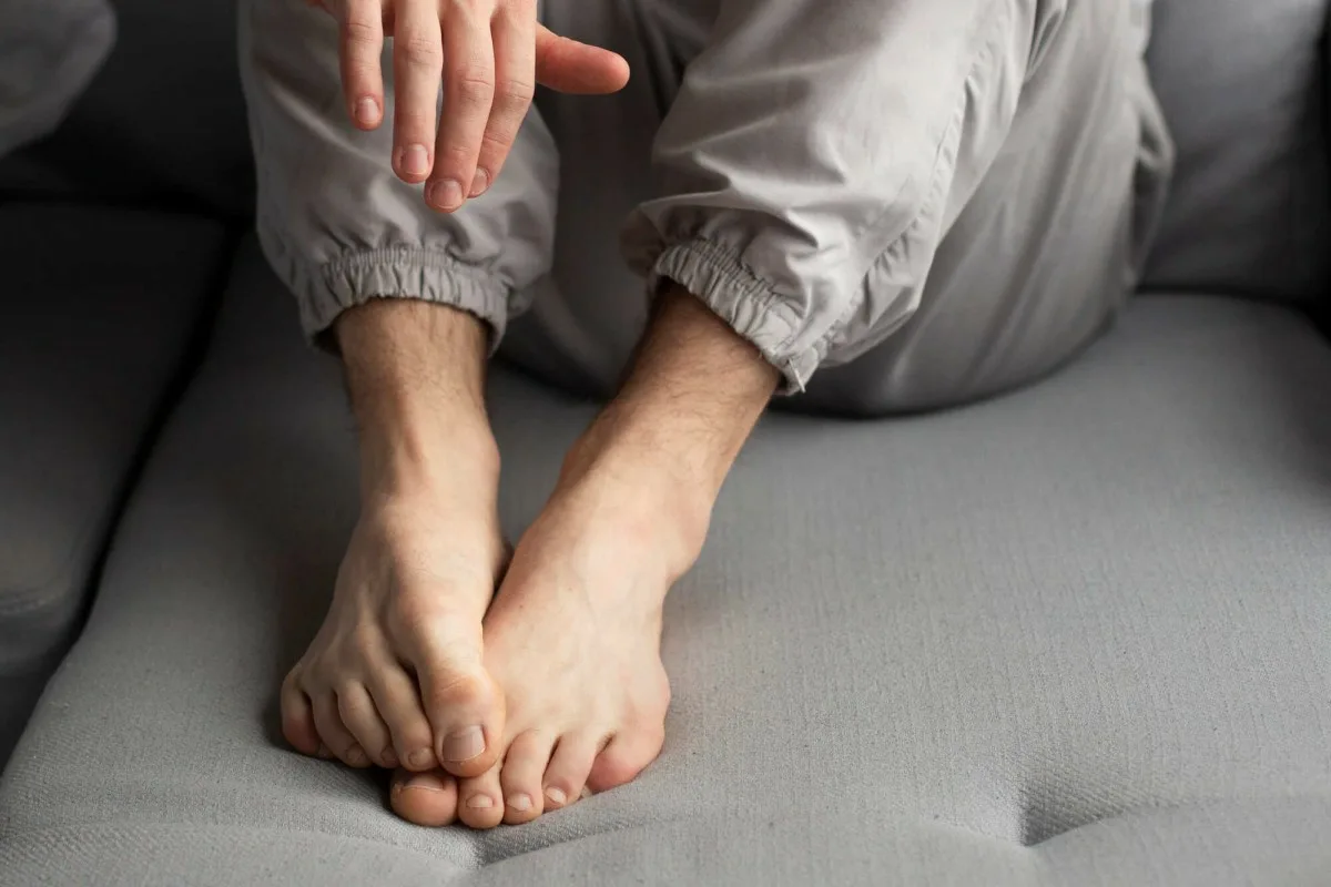 Mravljinčenje v nogah: Kaj pomeni in kako skrbeti za svoje zdravje