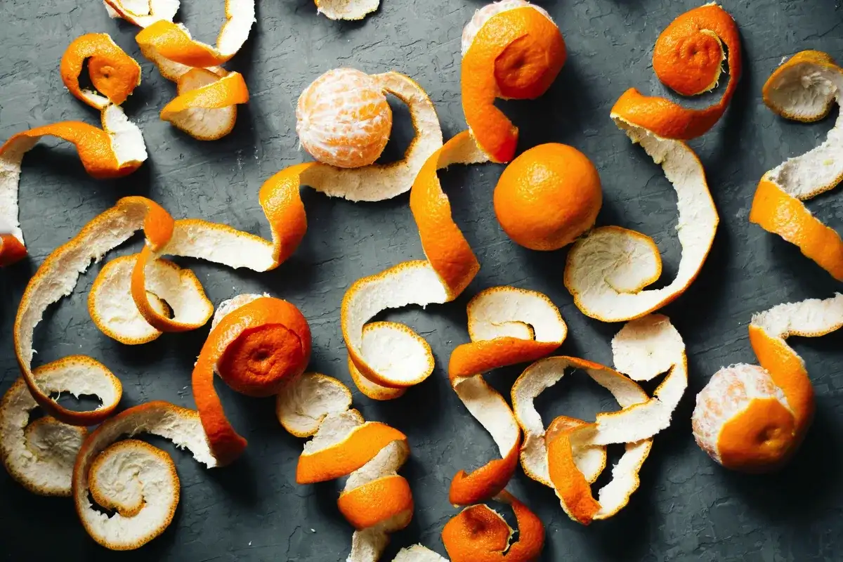 Mešanje lupin mandarine in alkohola: naravna rešitev za dom