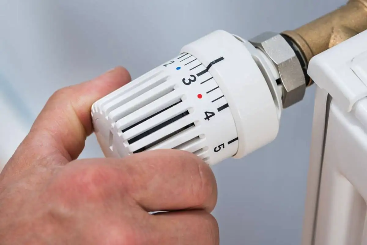 Slovenski trik: kako prihraniti 5 % pri ogrevanju z znižanjem termostata za 1 °C