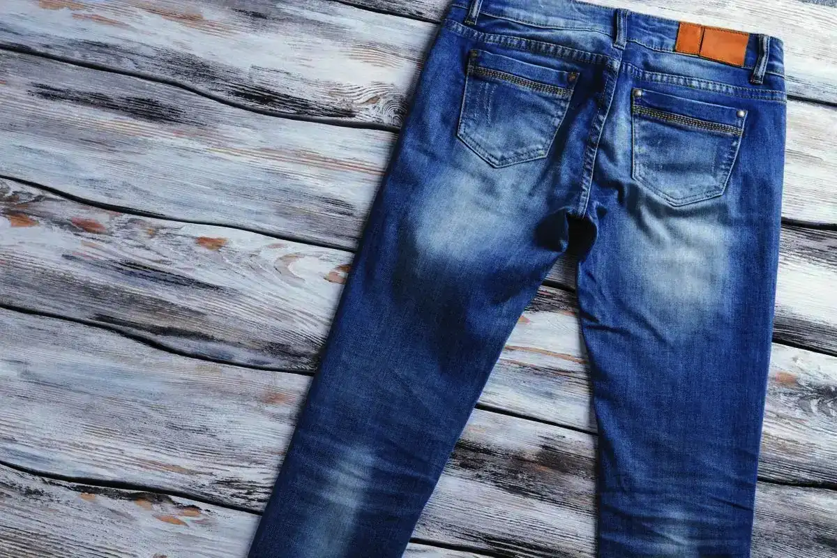 Kako odstraniti oljne madeže z jeansa s hitrim domačim trikom