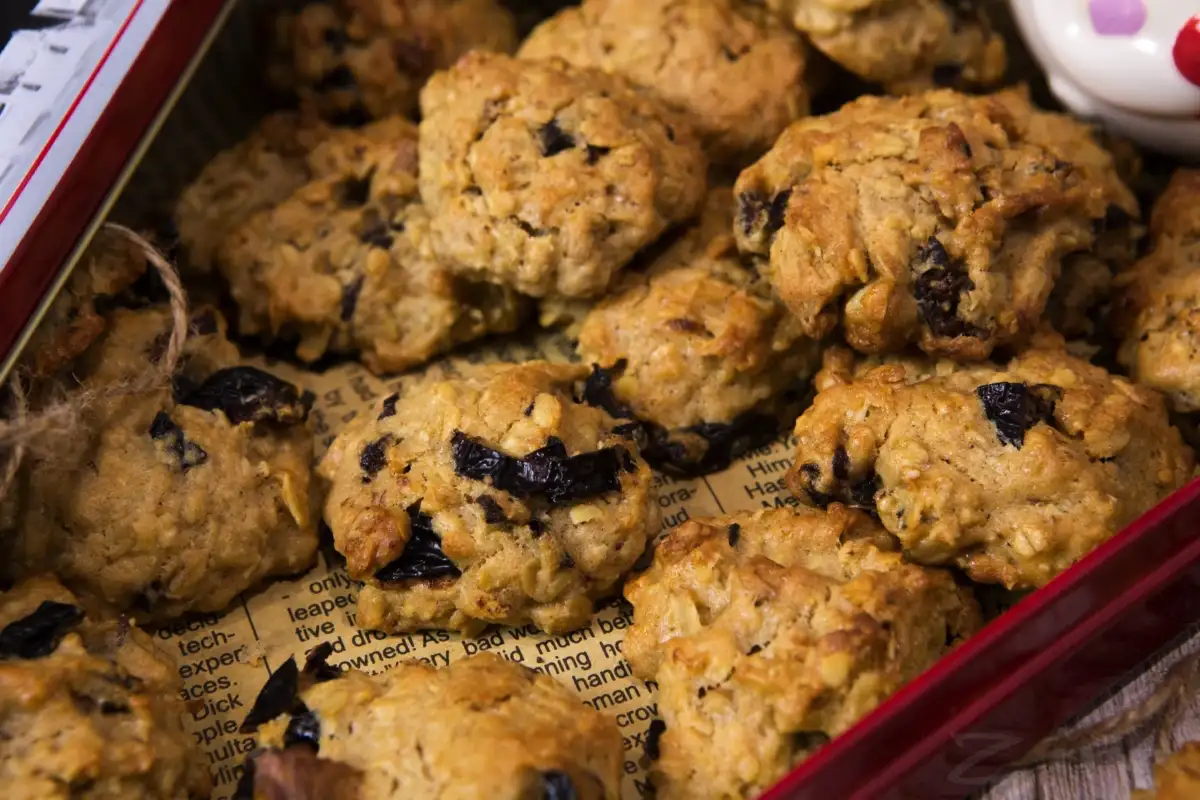 Kako speči hrustljave ovsene piškote z rozinami v samo pol ure