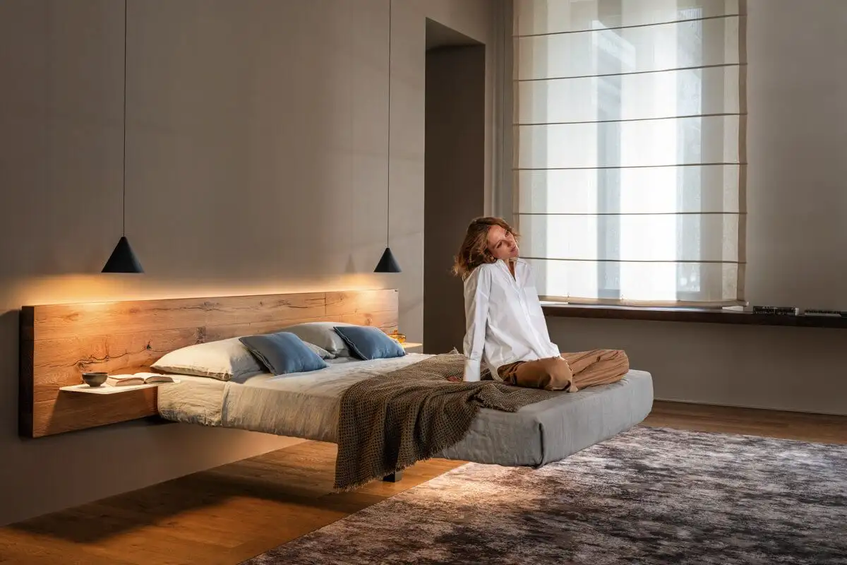 Adijo visokemu vzglavju: plavajoči paneli za več prostora in stila