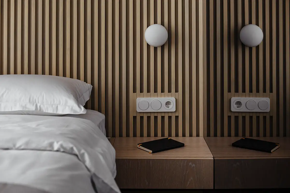 Adijo visokemu vzglavju: plavajoči paneli za več prostora in stila