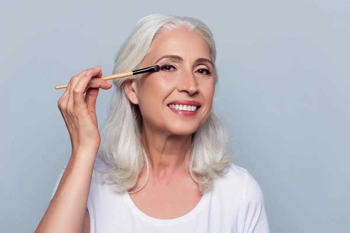 Kako pomladiti obraz po 50. letu s tem neomajljivim trikom profesionalne vizažistke