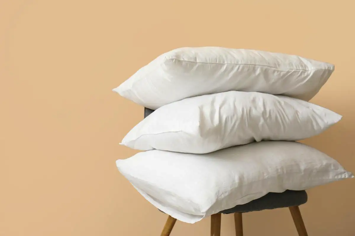 Pranje vzglavnikov: Kako pogosto in kako ohraniti svežino brez bakterij