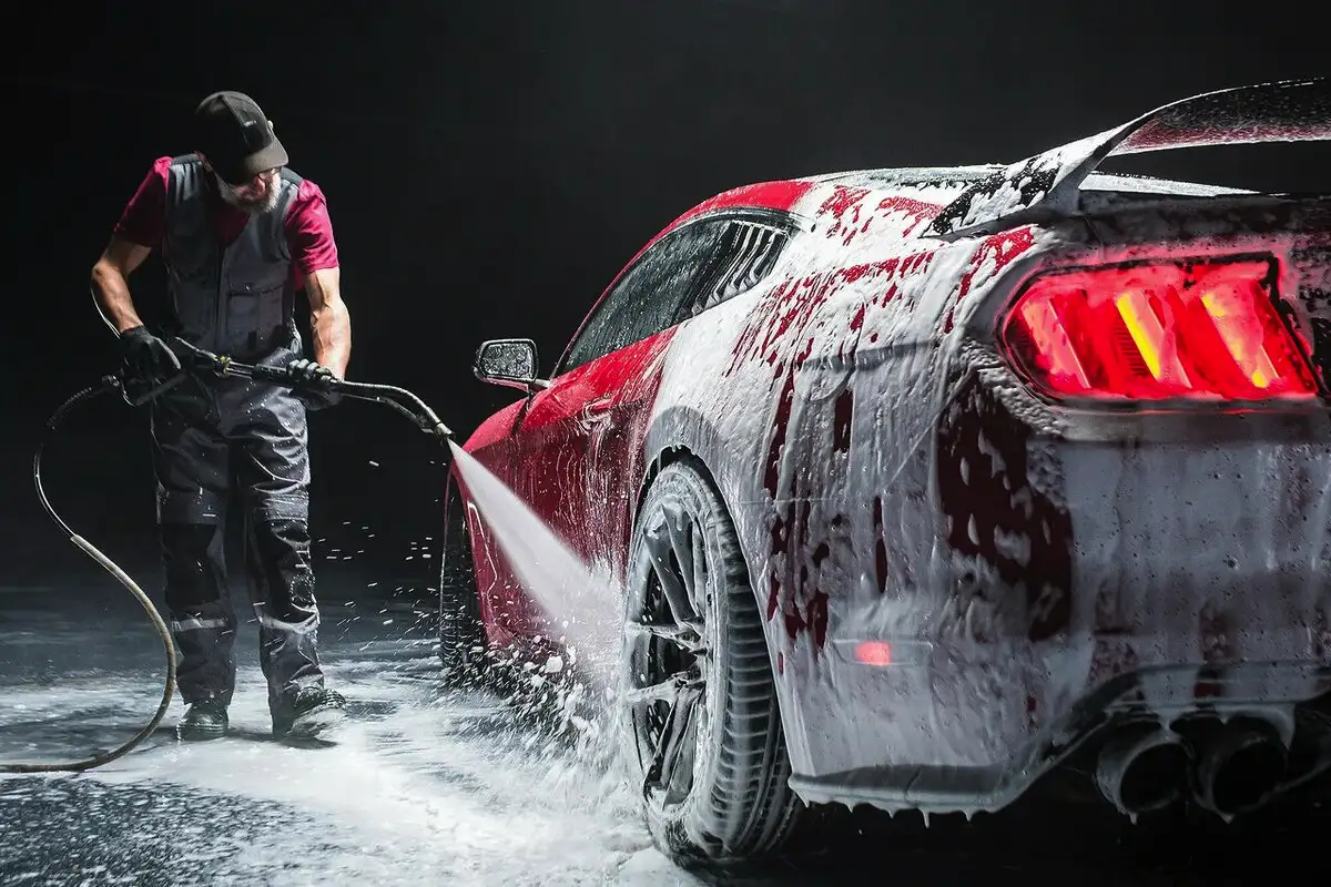 Brezhibno pranje avtomobila: kako doseči sijoč videz brez poškodb
