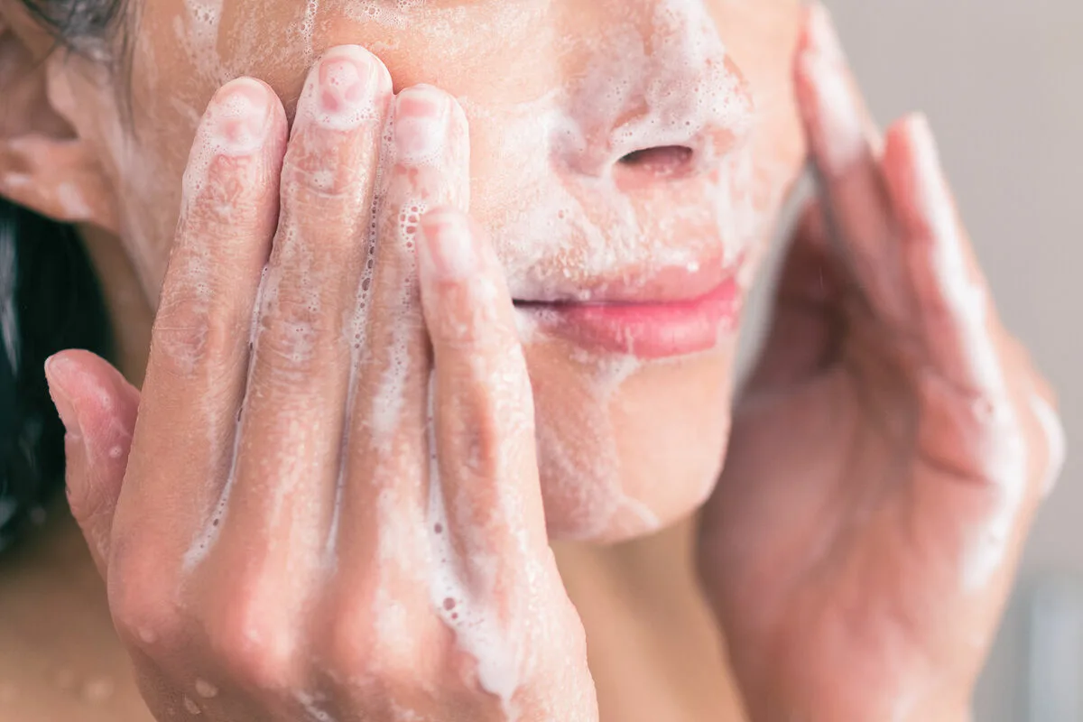 Kako pravilno umivati obraz: preprosti koraki za zdravo in sijočo kožo