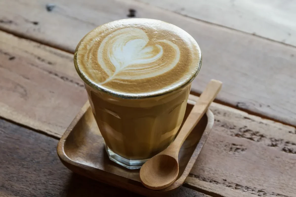 priprava latta1 Zasij z okusom kavarne: kako pripraviti slasten latte doma