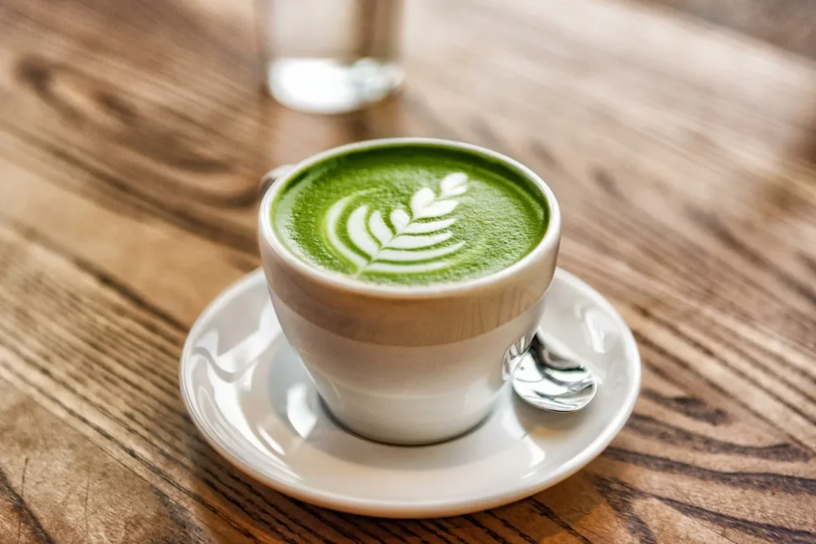 priprava matča latteja1 Matča latte: trije enostavni načini za popolno skodelico