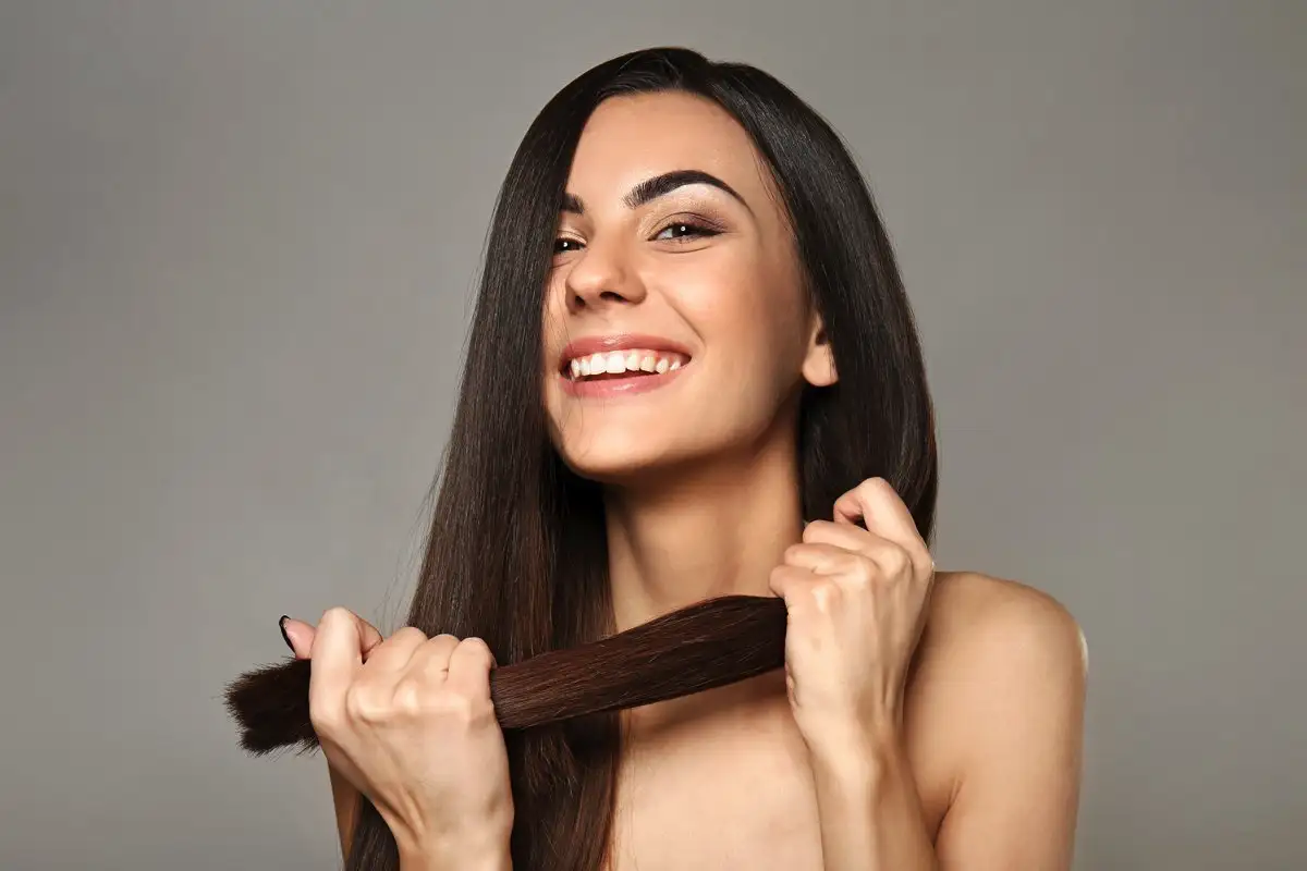 Kako skrbeti za razcepljene konчice las: Celostni vodnik za močne, sijoče in zdrave pramene