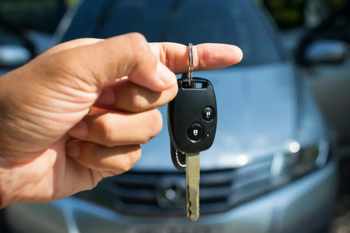 Pritrdite rdečo trak na ključe avta: kaj pomeni po feng shui