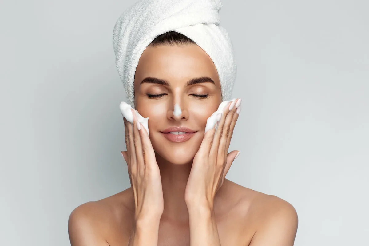 Sijoča koža brez skrivnosti: Kako pravilno negovati kožo za zdrav videz