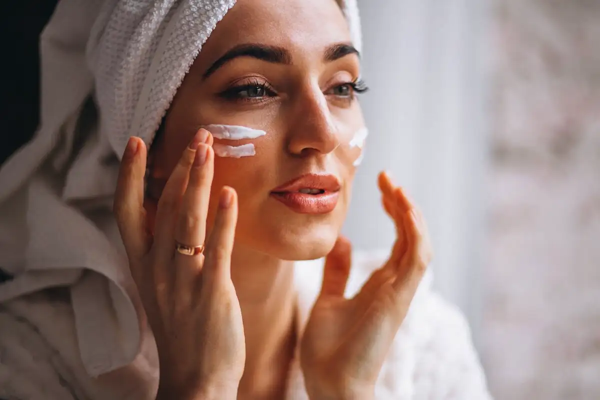 Sijoča koža brez skrivnosti: Kako pravilno negovati kožo za zdrav videz