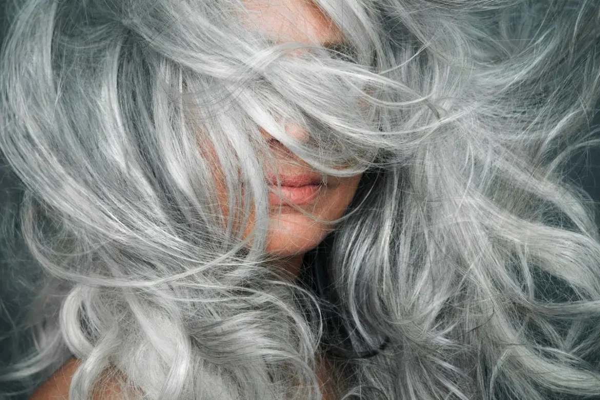 Znanstveno odkritje: sivi lasje so lahko znak zdravega delovanja telesa