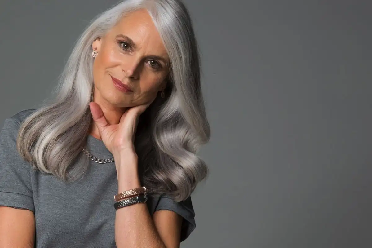 Znanstveno odkritje: sivi lasje so lahko znak zdravega delovanja telesa