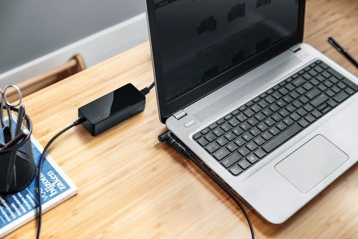 Kaj je črna škatlica na polnilcu za prenosnik: razkrito delovanje