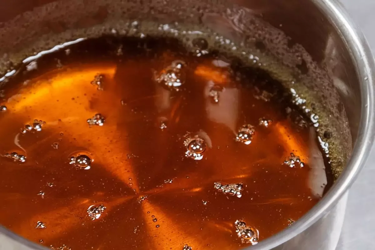 Kaj ne smete pripravljati na protilepljivi ponvi: 5 jedi, ki uničijo posodo in okus