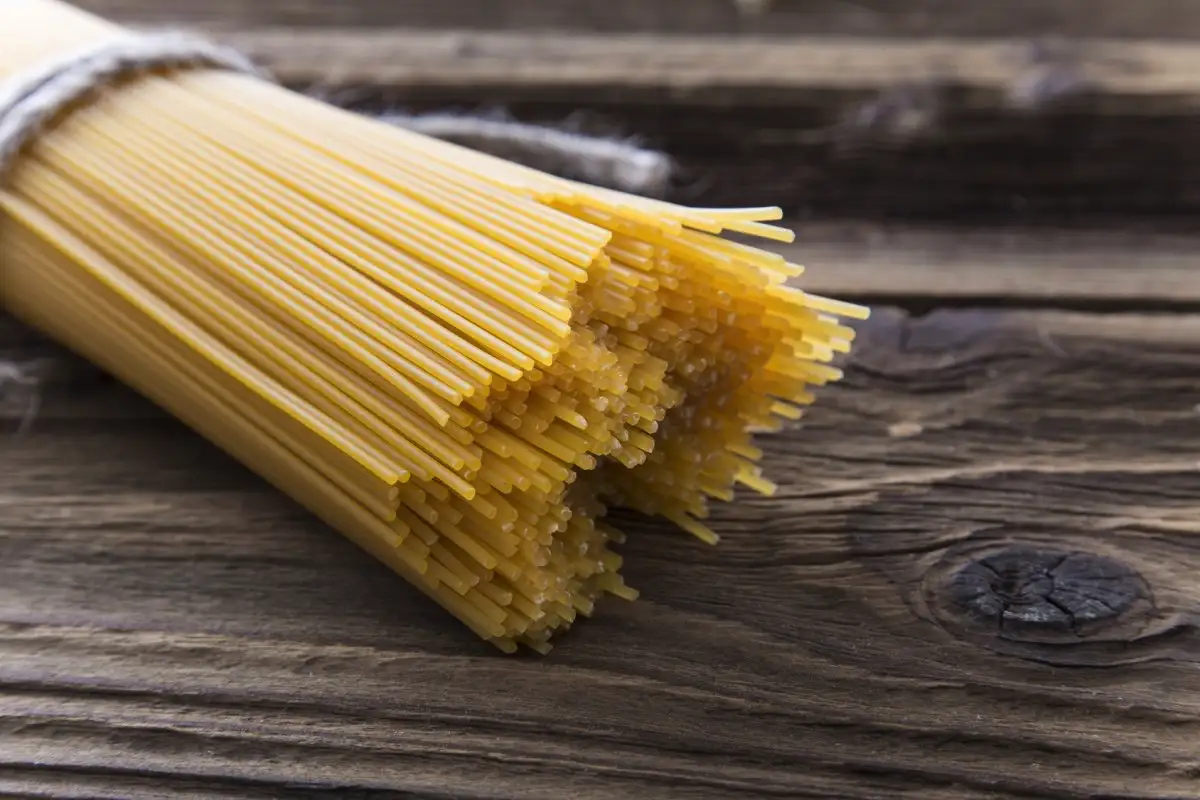 Zakaj se špageti zlepijo in kako to preprečiti: en trik reši vse