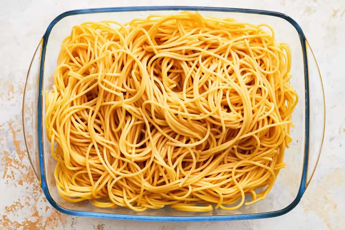 Zakaj se špageti zlepijo in kako to preprečiti: en trik reši vse