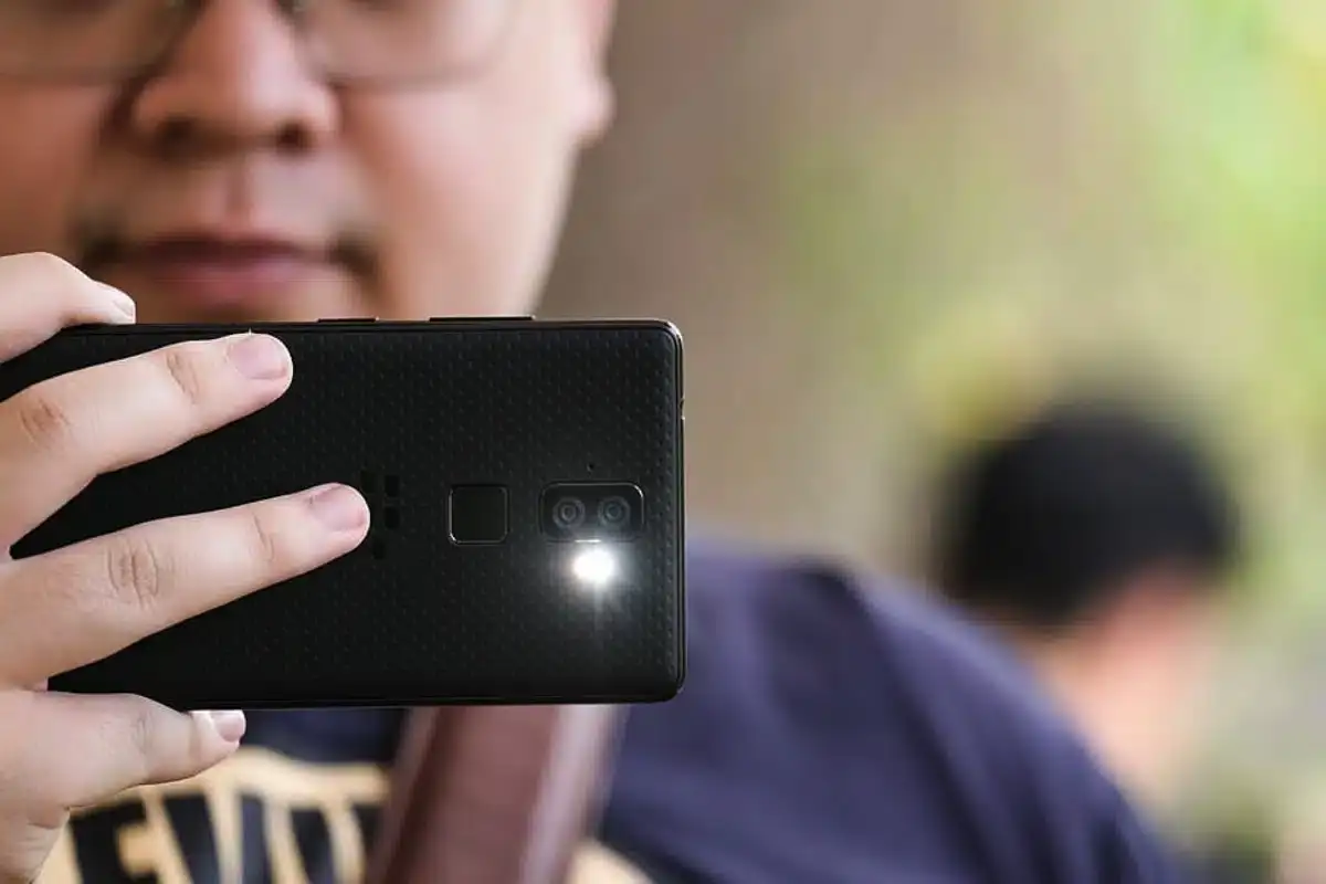 Kako takoj vključiti baterijsko luč na katerem koli Androidu, ne da bi odklenili telefon