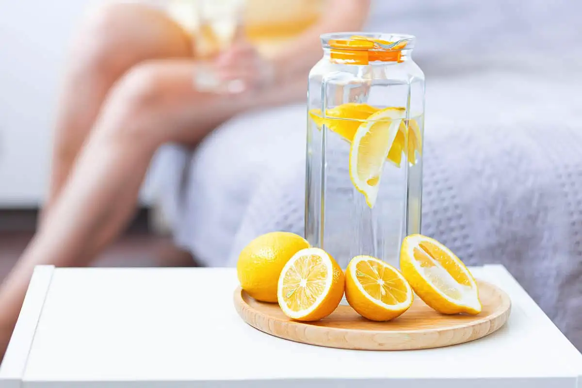 Voda ali voda z limono: kaj je boljše za zdravje