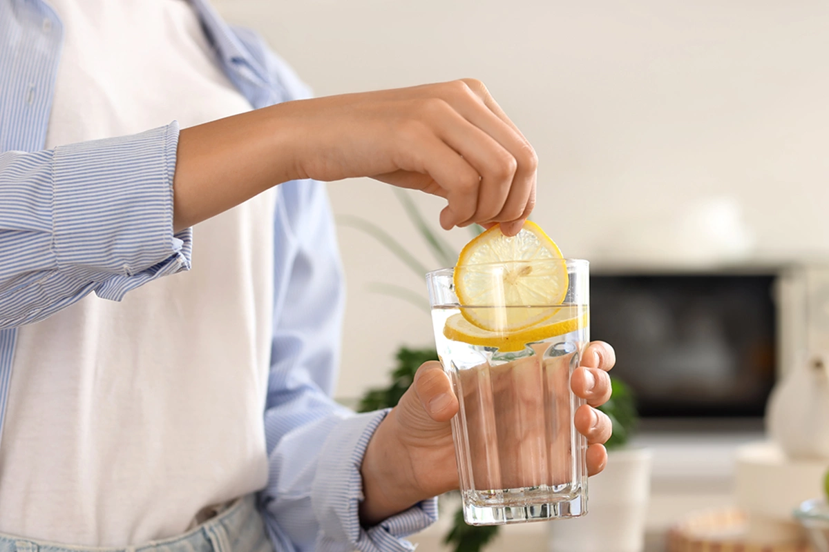 Voda ali voda z limono: kaj je boljše za zdravje