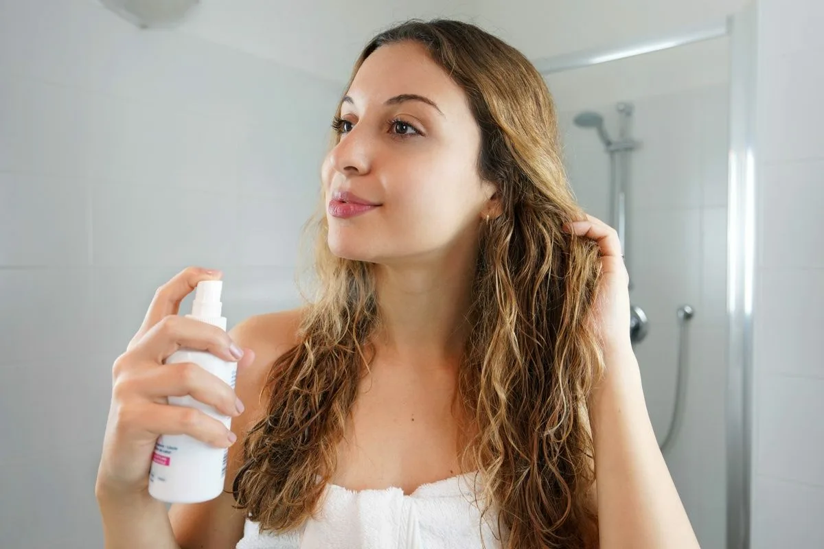 Zakaj se lasje vozlajo in težko razčešejo